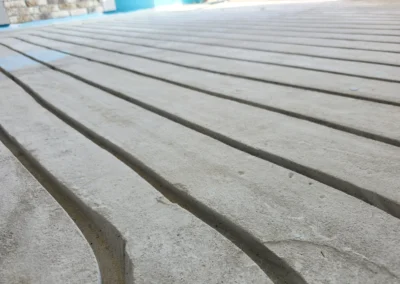 Wyfrezowane rowki w wylewce cementowej pod rurki ogrzewania podłogowego